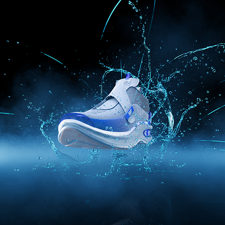 Chaussure de sport bleue et grise éclaboussée par de l’eau sur fond sombre