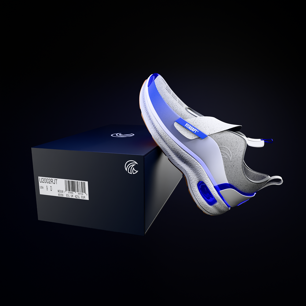 Chaussure de sport bleue et grise posée sur une boîte noire avec logo et étiquette produit